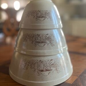BRAND NEW Pyrex Vintage Mushroom Nesting Mixing Bowls. Set of 3